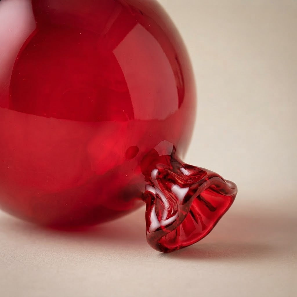 Red glass balloon ornament: close-up of the ruffled knot