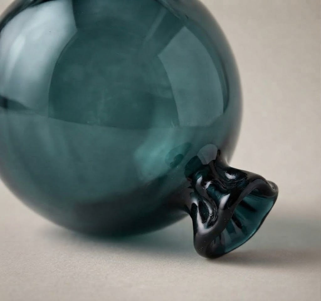 Palloncino di vetro verde petrolio: dettaglio del nodino arricciato