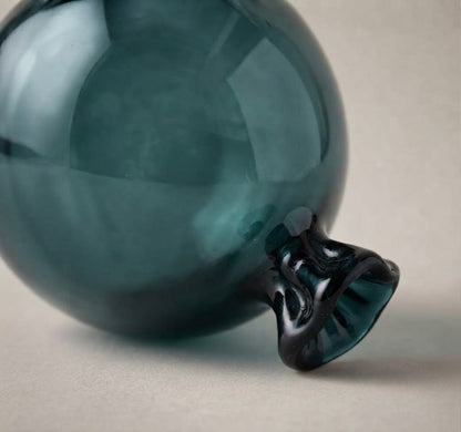 Palloncino di vetro verde petrolio: dettaglio del nodino arricciato