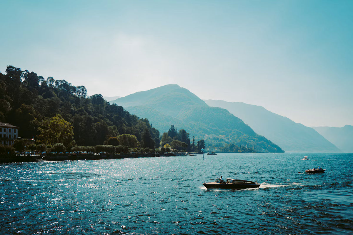 Il Lago di Como visto da Bellagio, con un motoscafo e le montagne