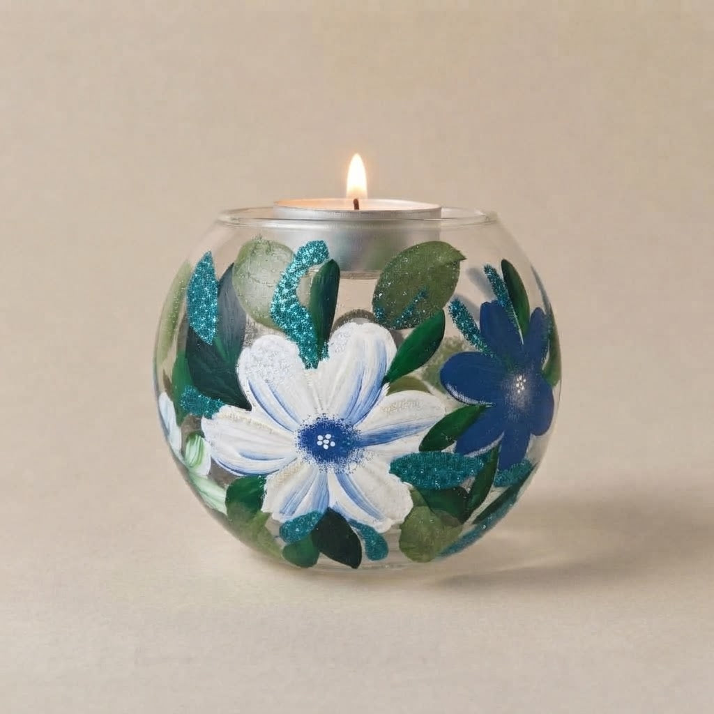Portacandele in vetro trasparente con fiori bianchi e blu dipinti a mano e lumino acceso