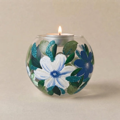 Portacandele in vetro trasparente con fiori bianchi e blu dipinti a mano e lumino acceso