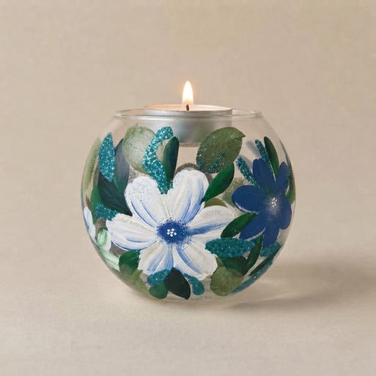 Portacandele in vetro trasparente con fiori bianchi e blu dipinti a mano e lumino acceso