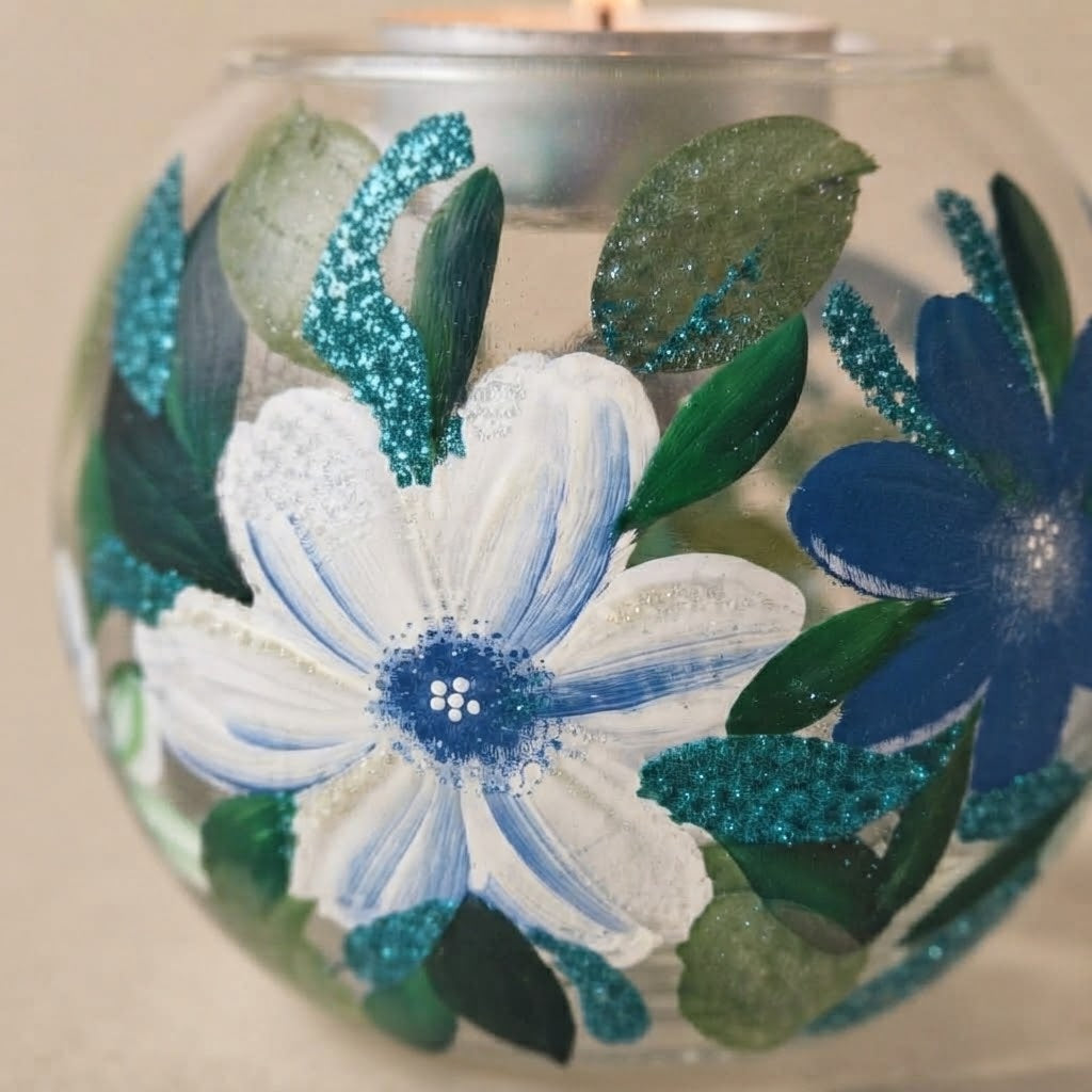 Dettaglio del fiore bianco e dei glitter turchese