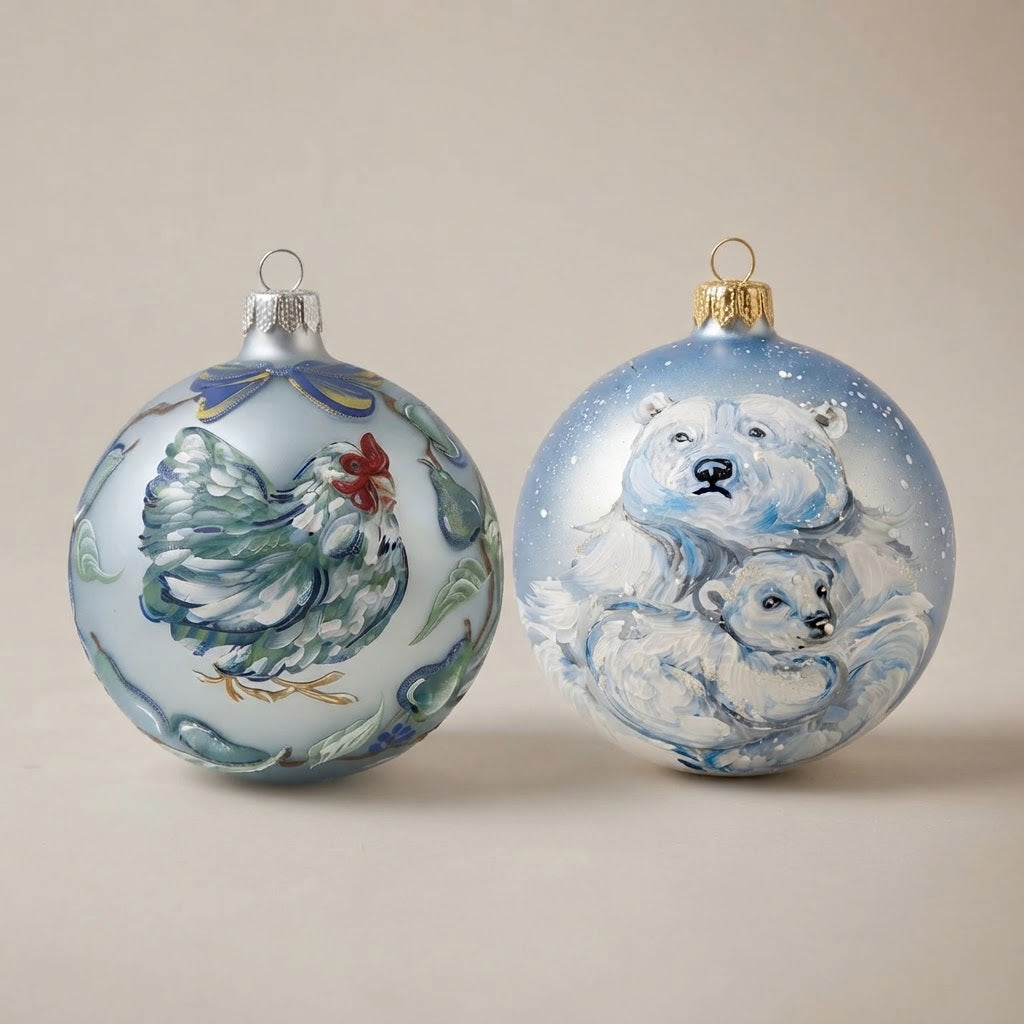 Set da 2 palle di Natale con una gallina e due orsi polari su fondo azzurro, dipinte a mano