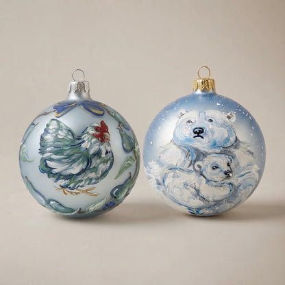 Set da 2 palle di Natale con una gallina e due orsi polari su fondo azzurro, dipinte a mano