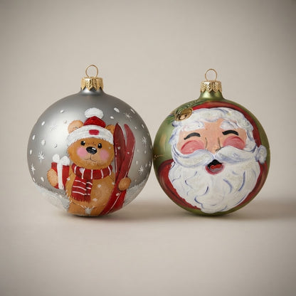 Set da 2 palle di Natale con un orsetto con gli sci e Babbo Natale, dipinte a mano