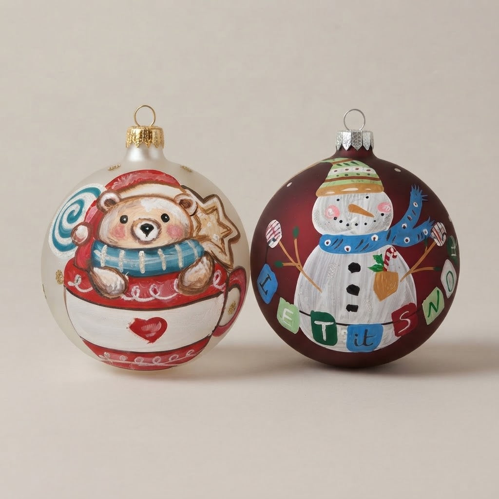 Set da 2 palle di Natale con un orsetto nella tazza e un pupazzo di neve Let it snow, dipinte a mano