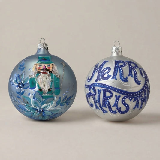 Set da 2 palle di Natale con lo schiaccianoci e la scritta Merry Christmas, dipinte a mano