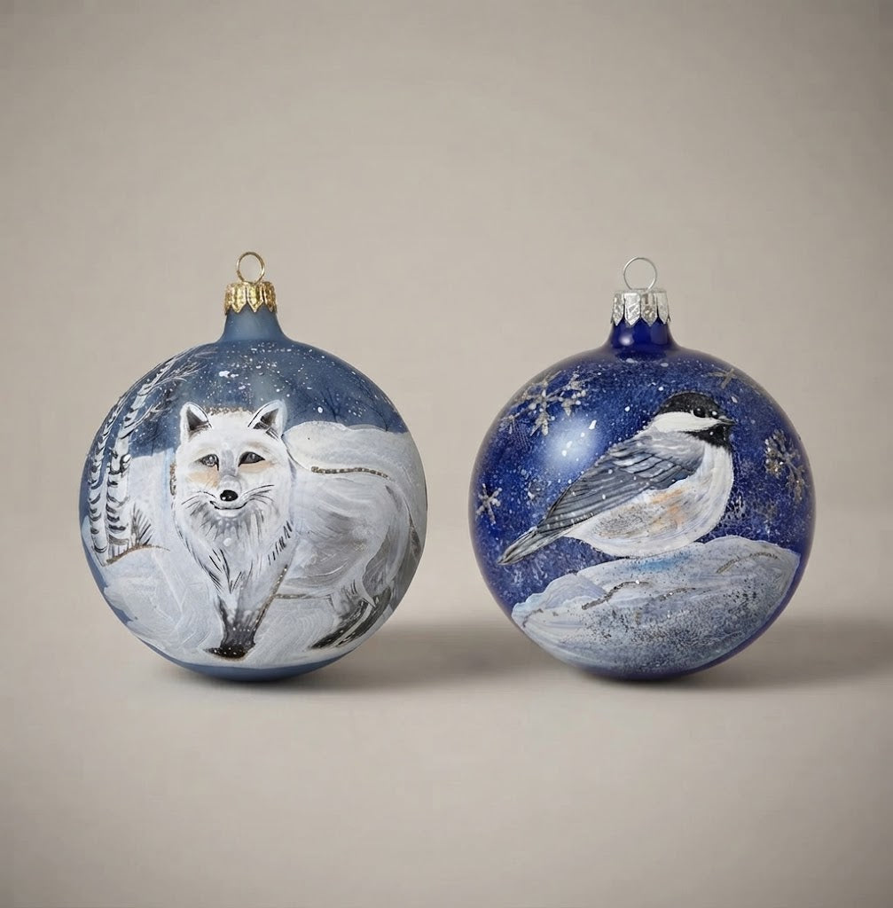 Set da 2 palle di Natale con una volpe bianca e una cincia su fondo blu, dipinte a mano