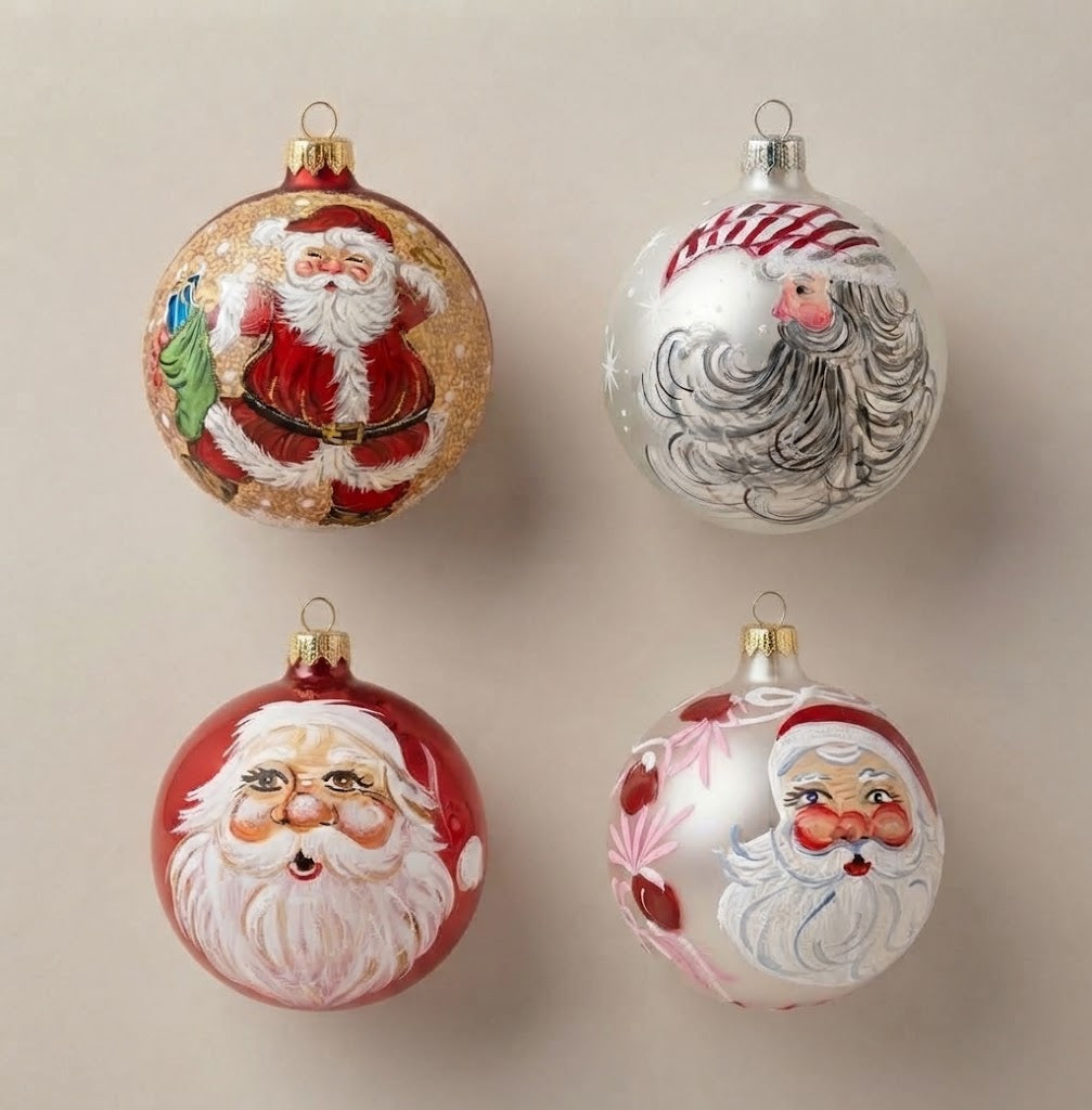 Set da 4 palle di Natale Babbo Natale in festa: con i doni su rosso e oro, con berretto a righe, volto su rosso e volto con fiori rosa