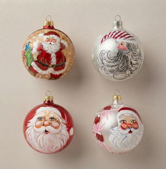 Set da 4 palle di Natale Babbo Natale in festa: con i doni su rosso e oro, con berretto a righe, volto su rosso e volto con fiori rosa