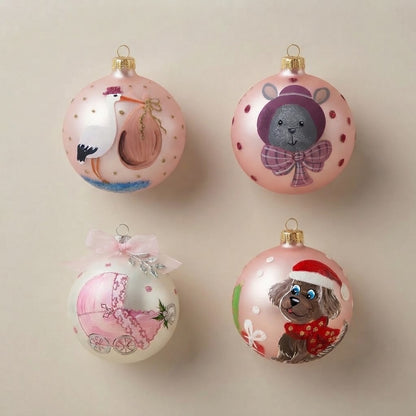 Set da 4 palle di Natale benvenuta bebè rosa: cicogna, coniglietto, carrozzina del primo Natale e cagnolino