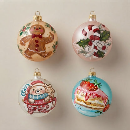 Set da 4 palle di Natale golose: omino di pan di zenzero, bastoncino di zucchero, orsetto nella tazza e fetta di torta