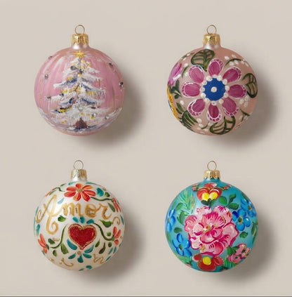 Set da 4 palle di Natale fiori romantici: abete innevato su rosa, fiori pop, Amor con cuore e peonia rosa