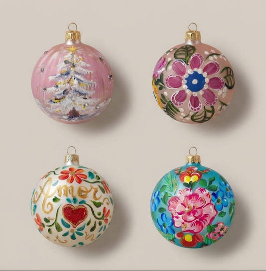 Set da 4 palle di Natale fiori romantici: abete innevato su rosa, fiori pop, Amor con cuore e peonia rosa
