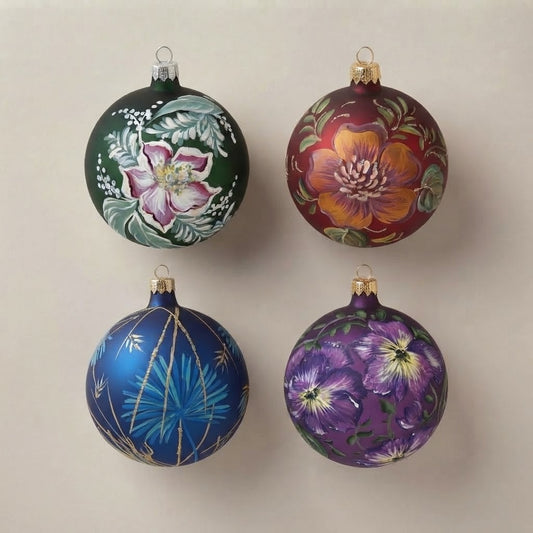 Set da 4 palle di Natale fiori su fondo colorato: elleboro su verde, peonia su bordeaux, fiore azzurro su blu e viole del pensiero