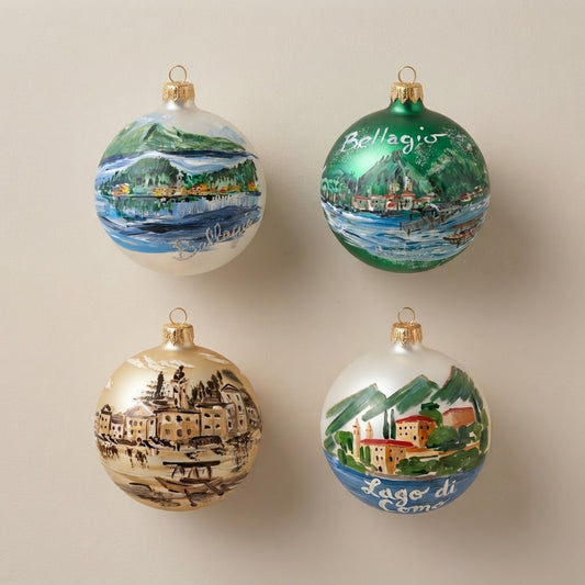 Set da 4 palle di Natale Lago di Como: vedute di Bellagio su bianco, verde e oro, Villa del Balbianello