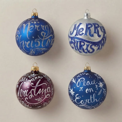 Set da 4 palle di Natale Merry Christmas: argento su blu, blu su argento, su bordeaux e Peace on Earth