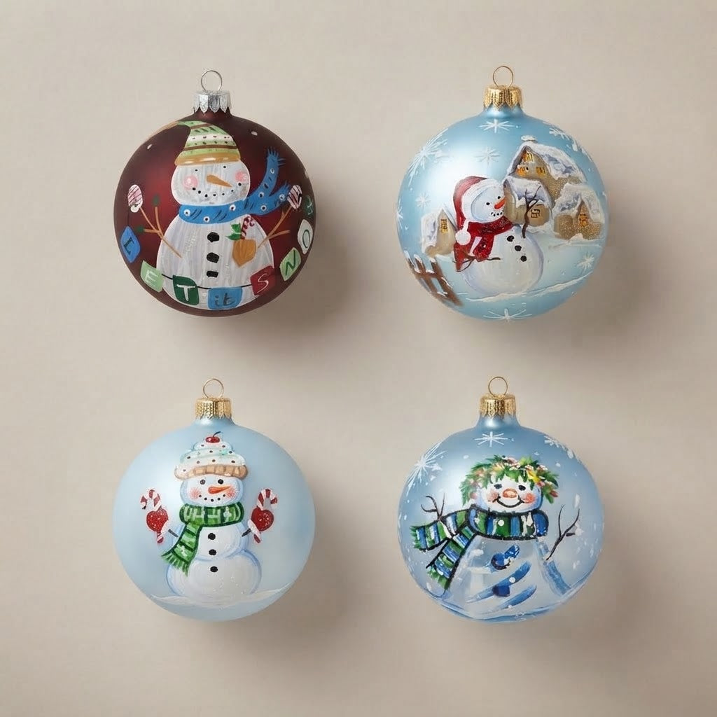 Set da 4 palle di Natale pupazzi di neve: Let it snow, villaggio innevato, bastoncino di zucchero e sciarpa a righe