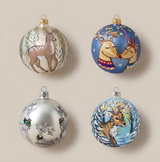 Set da 4 palle di Natale renne e cervi: renna tra i rami bianchi, renne innamorate, cervi argento e renna nel bosco innevato