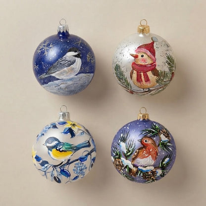 Set da 4 palle di Natale uccellini d'inverno: cincia, uccellino con berretto e sciarpa, uccellino blu e giallo e pettirosso