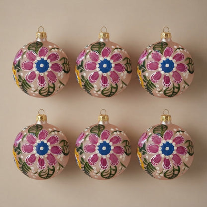 Set da 6 palle di Natale fiori pop su rosa cipria Ø 10 cm dipinte a mano
