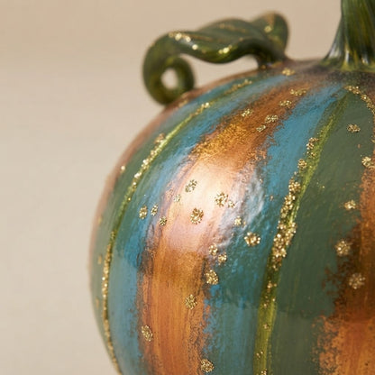 Dettaglio degli spicchi dipinti a mano con glitter oro