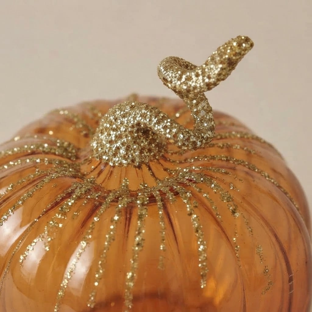Dettaglio del picciolo in glitter oro della zucca in vetro ambra
