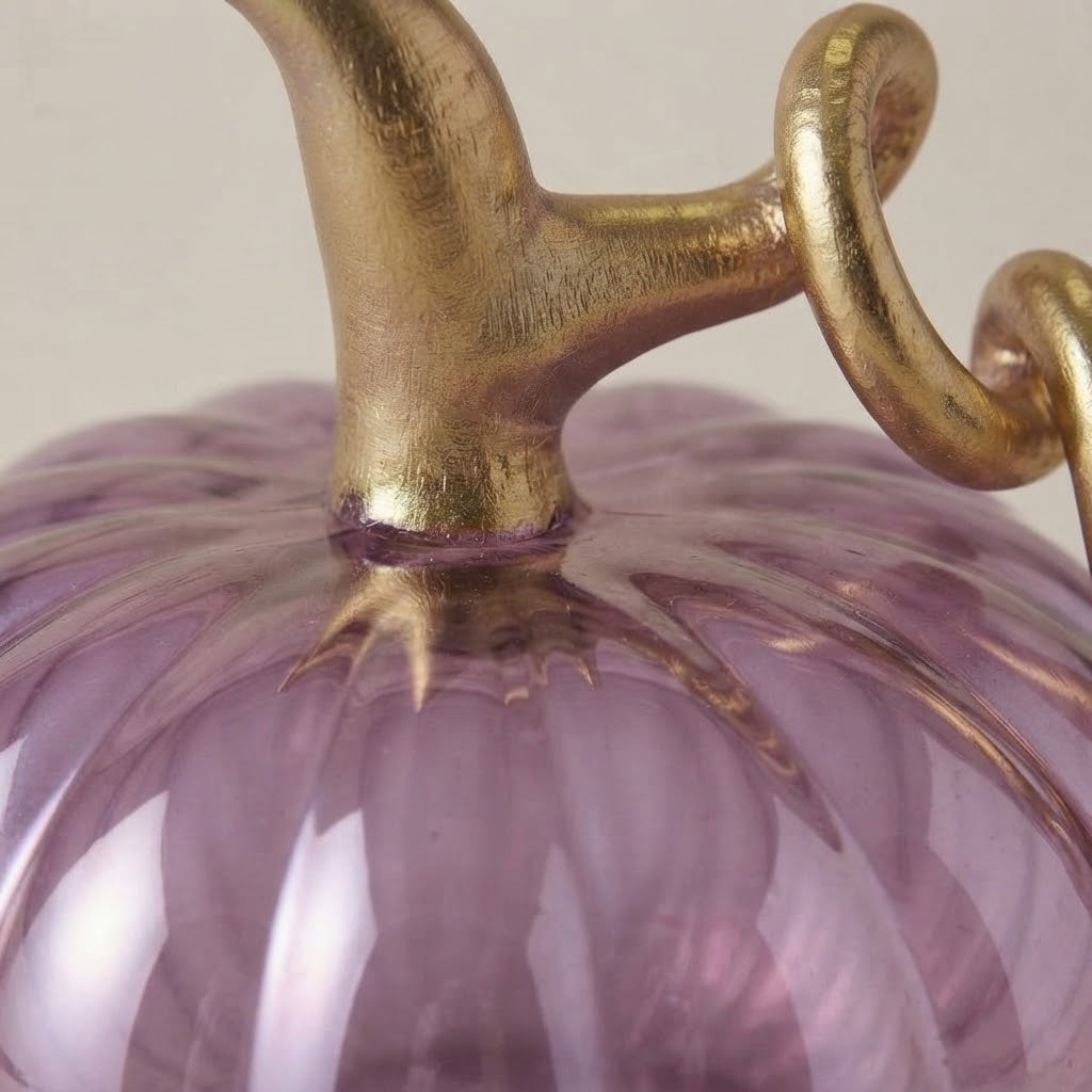 Dettaglio del picciolo oro della zucca in vetro viola